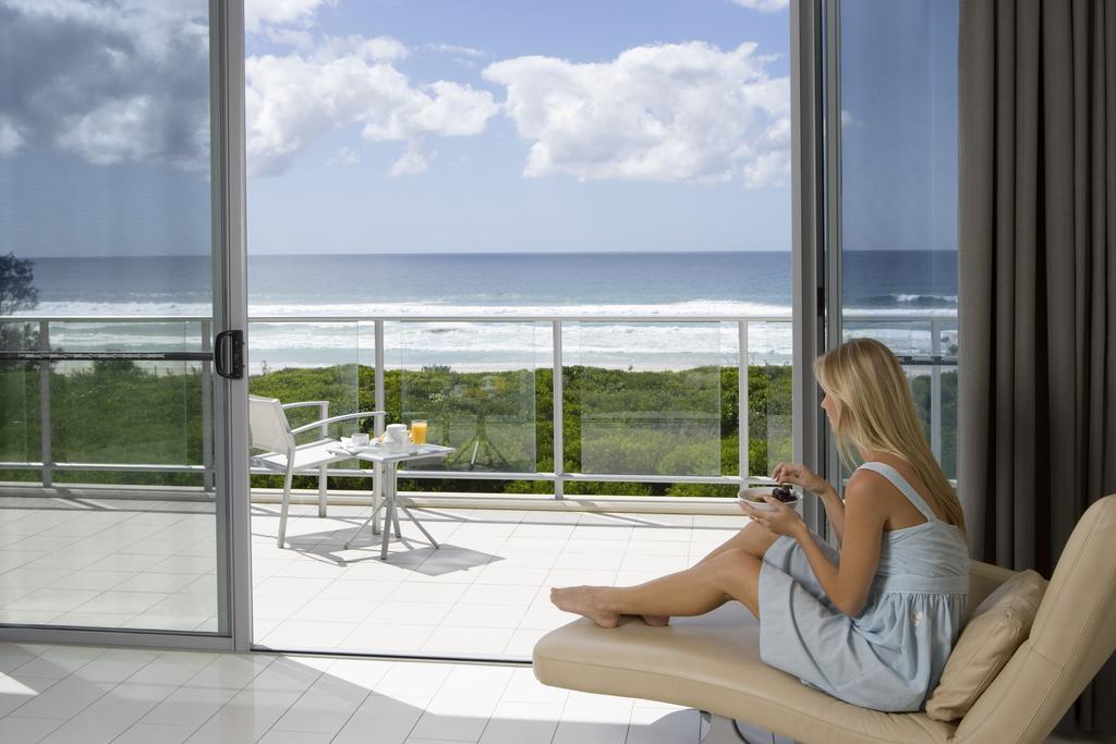 Peppers Salt Resort & Spa Kingscliff Dış mekan fotoğraf A woman sitting on a chaise longue